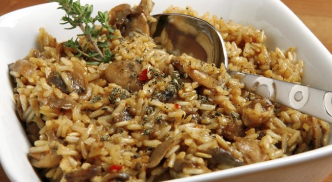 Задушени зеленчуци с кафяв ориз