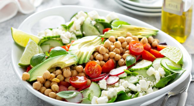 400 г нахут от консерва
2 големи домата или няколко чери
1 краставица
1 глава червен лук
100 г сирене фета
1 узряло авокадо
няколко репички – по желание
пресен босилек
пресен магданоз
сол, черен пипер на вкус
зехтин и оцет балсамико на вкус