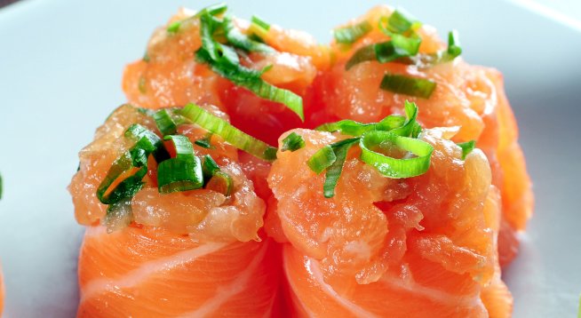 Лесно предястие: Рулца с пушена сьомга