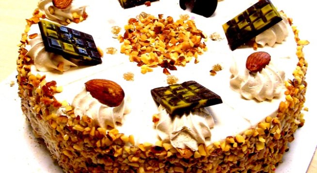 250 г масло
120 г пудра захар
150 г смлени орехи
150 мл прясно мляко
4 прахчета ванилия