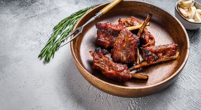 Агнешки ребърца с мед и вино