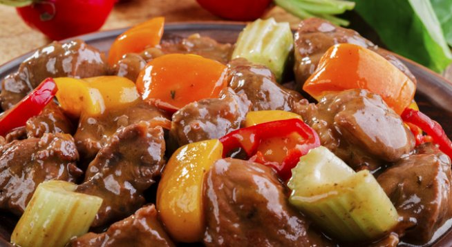 600 г телешко филе
2 глави кромид лук
2 моркова
сол и пипер на вкус
1 чаша вода
150 г масло
3 стръка пресен магданоз или 3 щипки сушен
1 стрък пресен джоджен или 1 щипка сушен