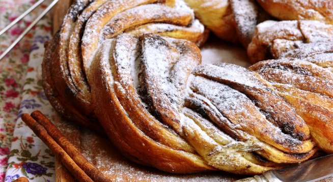 Козуначен венец с крем от шамфъстък