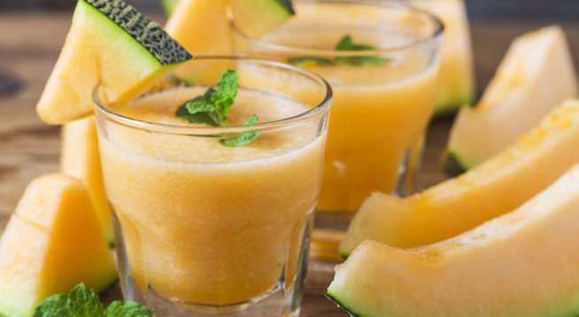 200 г жълт пъпеш, почистен и нарязан
200 г зелен пъпеш, почистен и нарязан
Сокът от 1 лайм 
2 супени лъжици мед 