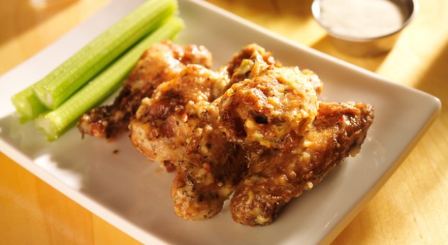 1 кг пилешки крилца
Сол, черен пипер на вкус
125 г масло
¼ ч.ч. настърган пармезан
4 стрити скилидки чесън
1 ч.л. сладък или пушен червен пипер
Няколко стръка наситнен магданоз
