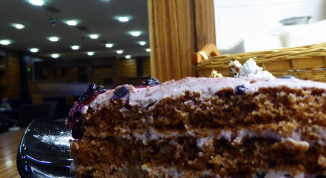 готови блатове
100 мл мляко
800 г заквасена сметана
250 г захар
250 г боровинки