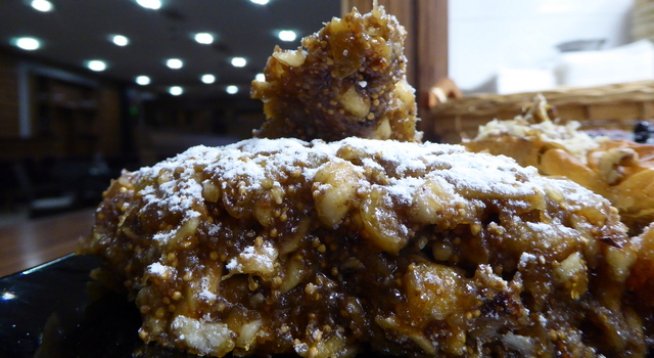 смокини или бурканче сладко от смокини
сушени кайсии
мед 
канела
орехи