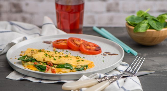 3 големи яйца, разбити
1 чаена лъжица зехтин
Сол и черен пипер на вкус
1 супена лъжица песто от спанак и босилек (готово)