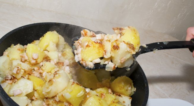 1 кг пилешки гърди
2 пакета майонеза
1 кг картофи
250 г кашкавал