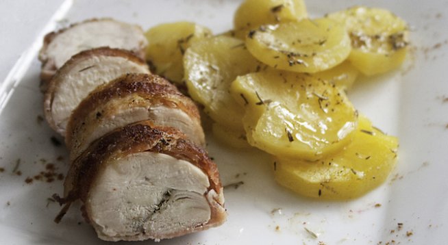 500 г пилешки гърди, нарязани
150 г бекон
Сол и черен пипер на вкус
1 глава лук, нарязан
600 г пресни картофи
Микс от подправки:
2 супени лъжици босилек
2 супени лъжици риган
1 супена лъжица чесън гранули
1 супена лъжица сушен червен лют пипер
1 супена лъжица черен пипер
1 чаена лъжица сол