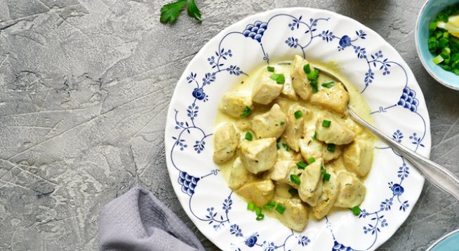 Продукти:
500 г пилешко бон филе
100 г синьо сирене
150 г заквасена сметана
2 – 3 с. л. мазнина по избор