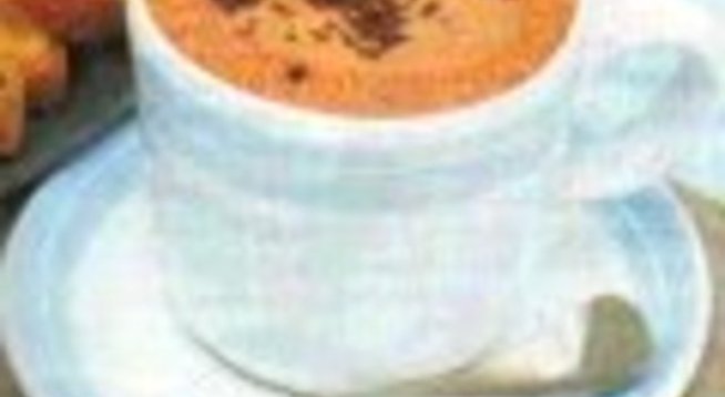 50 г черен шоколад начупен на малки късове 
30 мл прясно мляко 
захар на вкус 
1 суп. лъж. бренди (по желание) 
шоколадови пръчици за украса