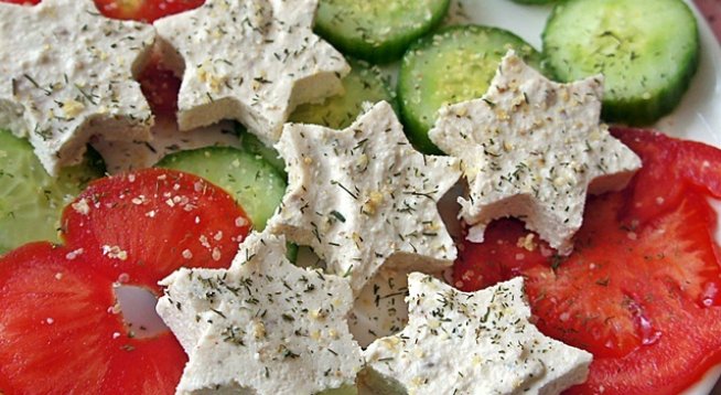 150 г кашу
1 лимон
1 ч.л. агар-агар (вегетариански желатин)
щипка сол
1 ч.л. лук и чесън на люспи или на прах
1/2 ч.л. зехтин
по-малко от 1/2 ч.л. черен и червен пипер
1/2 ч.л. копър или магдан