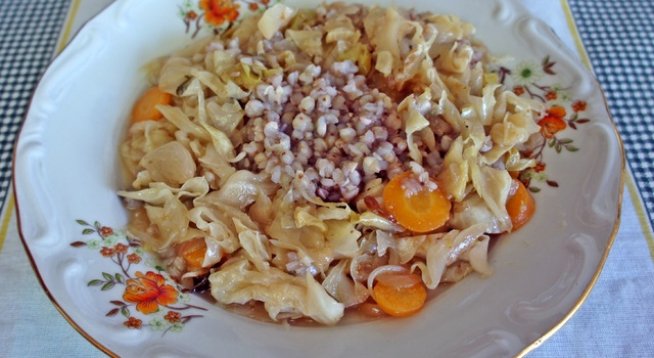 елда или гречка - 1 ч.ч.
1 малка зелка
1 морков
1 глава лук
кимион, сол, олио
червен и черен пипер
