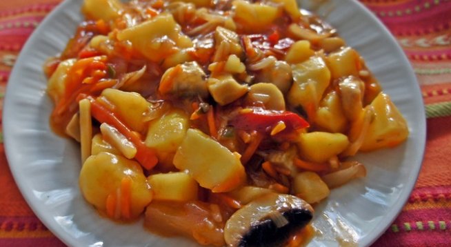 картофи - 2-3 бр.
замразени зеленчуци "Китайска смес"
1 буркан сладко-кисел сос
сол, олио, черен пипер
