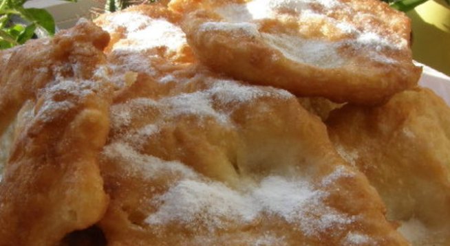 Класически мекици с пудра захар