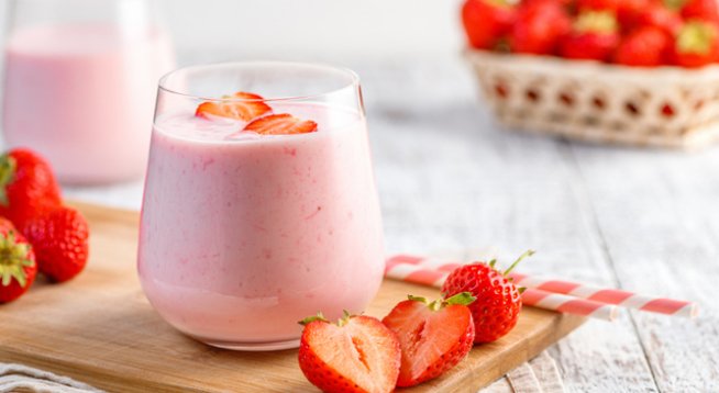 3 узрели банана
15 ягоди
3 ч.ч. прясно мляко, може и бадемово
¼ чаша натурално фъстъчено масло, без сол и захар