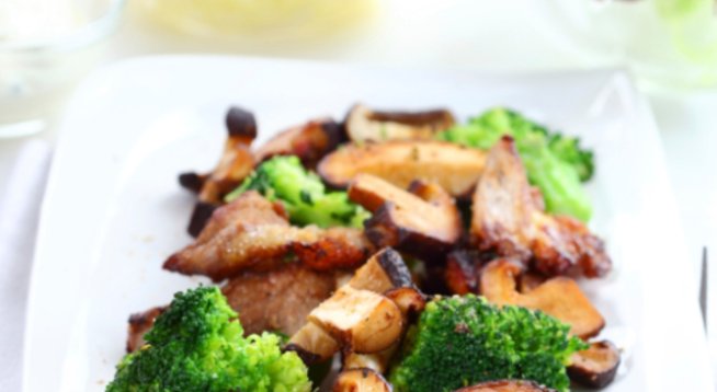 За 3 порции:
400 г замразени броколи 
200 г пресни гъби 
2 глави лук 
50 г краве масло 
100 мл бяло вино 
сол и черен пипер на вкус