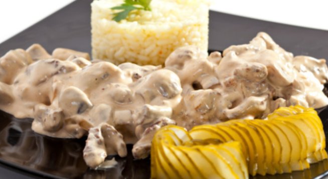 1 кг говеждо месо
½ чаена лъжичка сол
½ чаена лъжичка смлян черен пипер
100 г масло
4 стръка пресен лук, нарязани на ситно
4 супени лъжици брашно
1 кубче говежди бульон
1 чаена лъжичка горчица
100 г нарязани гъби
1/3 чаена чаша заквасена сметана
1/3 чаша бяло вино
сол на вкус
черен пипер на вкус