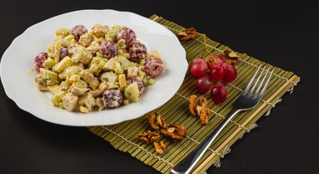 Пилешка салата с кисело мляко и грозде