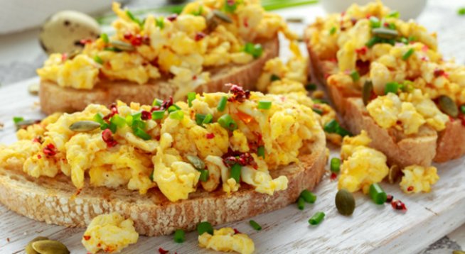 4 яйца
1 супена лъжица прясно мляко
½ чаена лъжица сол или на вкус
½ чаена лъжица черен пипер или на вкус
¼ чаша козе сирене, натрошено
1 супена лъжица пресен лук, нарязан
1 супена лъжица масло
2 червени чушки, нарязани
