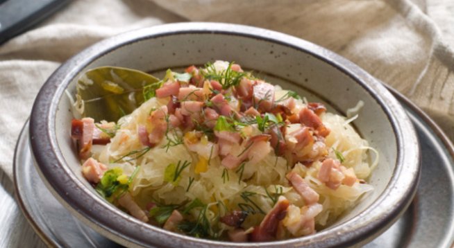 1/4 прясна зелка 
1 морков 
1/2 краставица 
1 домат 
1 варено яйце 
100 г шунка 
100 г кашкавал 
сол 
оцет 
олио

За соса: 
3 с. л. майонеза 
3 с. л. кисело мляко 
1 скилидка чесън 
сол