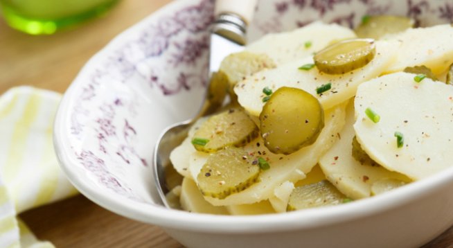 1 кг картофи
1 буркан кисели краставички
щипка сол
