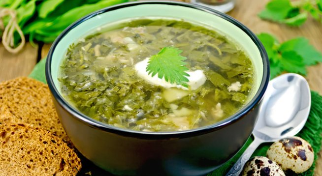 2 чаши парена коприва
1 глава лук
½ чаша ориз
1 щипка сол
1 щипка черен пипер
1 щипка джоджен
2 яйца
4 с.л. кисело мляко
1 ч.л. оцет
1 шепа фиде