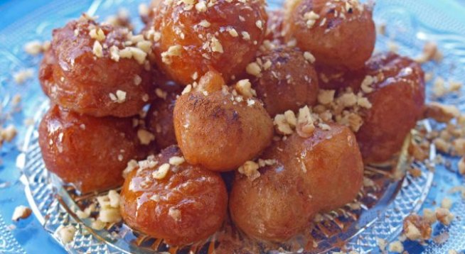 Loukoumades или сиропирани бухти по гръцки.