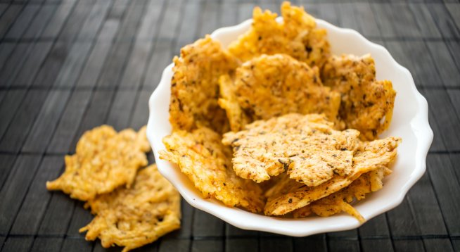 Чипс от пармезан с подправки. Снимка: istock