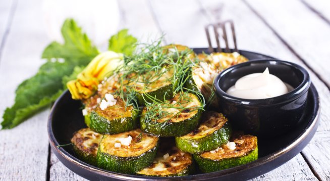 Печени тиквички с масло и чесън