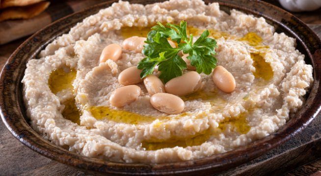 400 г бял боб от консерва, изплакнат 
½ връзка пресен кориандър, нарязан
3 скилидки чесън, пресован 
5 супени лъжици зехтин
1 и ½ лимона, изстискани 
Сол и черен пипер на вкус 