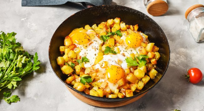 Картофи с нахут, тиквички и яйца на тиган