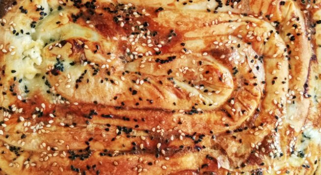 1 пакет кори
1 чаша кисело мляко
1 чаена лъжичка сода
3 яйца
½ чаша брашно
1 чаша натрошено сирене
1 чаша газирана вода
1 чаена лъжичка олио
1 малка бучка масло
сусам
маково семе