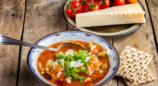 За 4 порции:
1суп. л. зехтин 
100 г дребно нарязана шунка 
2 средно големи глави лук, нарязани на ситно 
2 скилидки пресован чесън 
1 картоф, обелен и нарязан на кубчета с големина 1см 
1 морков, обелен и нарязан на дребно 
1 стрък праз лук, нарязан на кръгчета 
¼ зелка, нарязана на лентички 
1 стрък керевиз нарязан на ситно 
400 г нарязани на дребно домати от консерва 
200 г боб от консерва изцеден и изплакнат 
600 мл горещ пилешки бульон 
600 мл вряща вода 
Подправки – 2 дафинови листа, 2 стръка розмарин и 2 стръка мащерка 
Сол и пипер 
Прясно настъргано сирене Пармезан