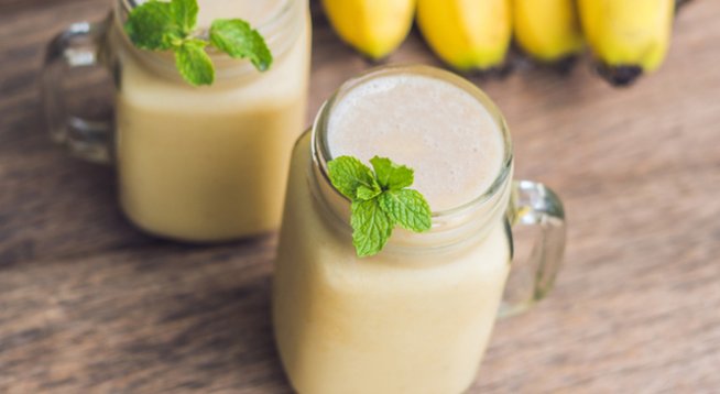 2 узрели банана

2 чаши прясно мляко

½ чаша фъстъчено масло

2 супени лъжици мед

2 кубчета лед

1 щипка канела

3-4 листенца мента