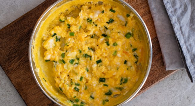 7 яйца
150 г козе сирене
сол, черен пипер на вкус
1 бучка масло
няколко стръка нарязан зелен лук
1 скилидка стрит чесън
1-2 люти чушки