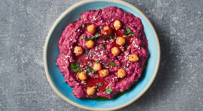 Хумус с червено цвекло. Снимка: istock
