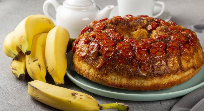 Карамелизиран кекс с банани и бадеми. Снимка: istock