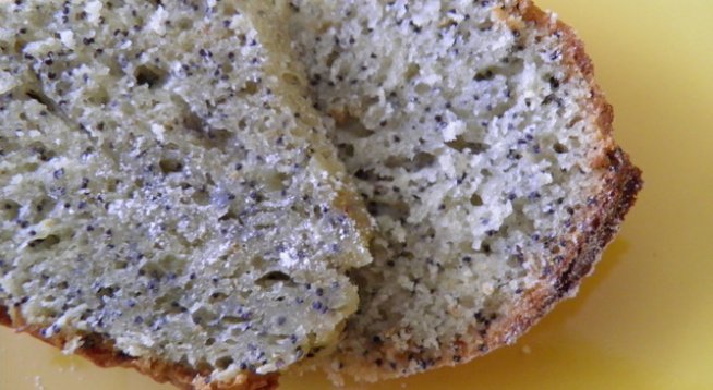 1 ч.ч. захар
3 яйца
1 кофичка кисело мляко
1 бакпулвер
3 малки пакетчета ванилия
1/3 ч.ч. олио
2 ч.ч. брашно /бяло и тиквено или каквото решите/
мак - колкото искате - например половин чаша