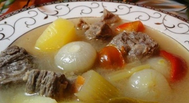 400 г телешко месо
2 едри картофа или 3 по-малки
3 моркова
200 г дребни лукчета белучка
300 г туршия камби, целина, чесън
2 с.л. масло
черен пипер
сол