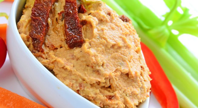 300 г сирене рикота
8-10 сушени домата в зехтин
7-10 листа свеж босилек
1 люта чушка
1 чаша чери домати
4 супени лъжици зехтин
сол на вкус