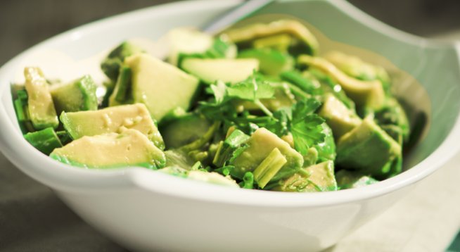 2 краставици, нарязани на полумесеци
2 бр авокадо, нарязани на кубчета
4 супени лъжици ситно нарязан пресен кориандър
1 скилидка чесън, намачкан
¼ чаена лъжичка сол
1 щипка черен пипер
¼ лимон
1 лайм
2 чаени лъжици ситно нарязан пресен лук