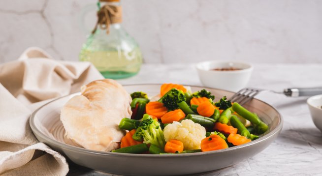 Пилешки гърди с чесън и билки и зеленчуци на пара