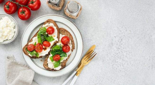 Италиански тост с козе сирене, домати и босилек. Снимка: istock