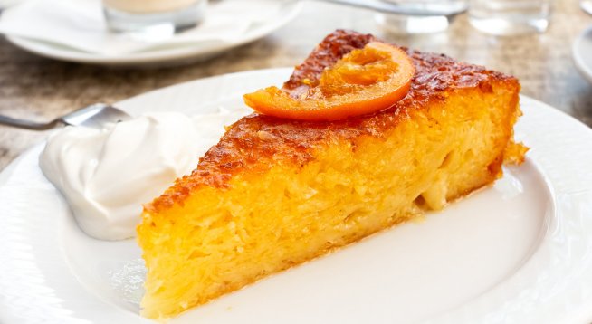 Портокалопита - гръцки сиропиран сладкиш.Снимка: istock