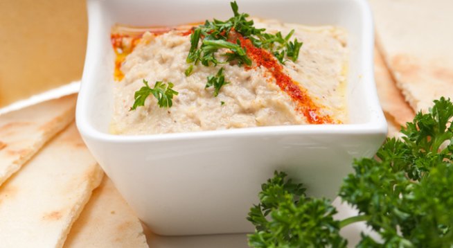 4 големи патладжана
2 с.л. зехтин
сол, черен пипер на вкус
За млечната смес:
½ кофичка кисело мляко
2 стрити скилидки чесън
3/4 ч. л. смлян кимион
щипка лют червен пипер
сол, черен пипер на вкус
2 с.л. зехтин
няколко капки лимонов сок