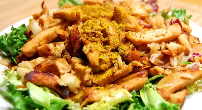 600-700г пилешко филе
2 домата
шепа черни маслини
2 скилидки чесън
6 суп. лъжици олио
1ч. л. босилек
брашно за паниране
сол на вкус 