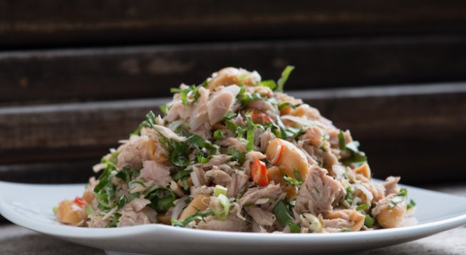 3 консерви риба тон
1 люта чушка халапеньо
1/2 чаша хумус
½ глава червен лук
няколко маслини Каламата
сол и черен пипер на вкус
няколко стръка див лук
1 стрък селъри
1 малка краставица
сокът на ½ лайм
