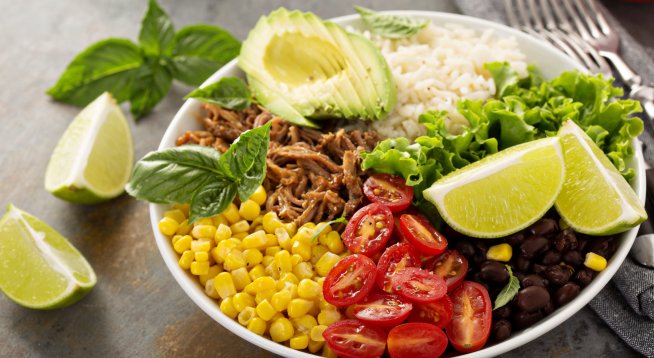 Протеинова рецепта с пуешко, боб, авокадо и домати